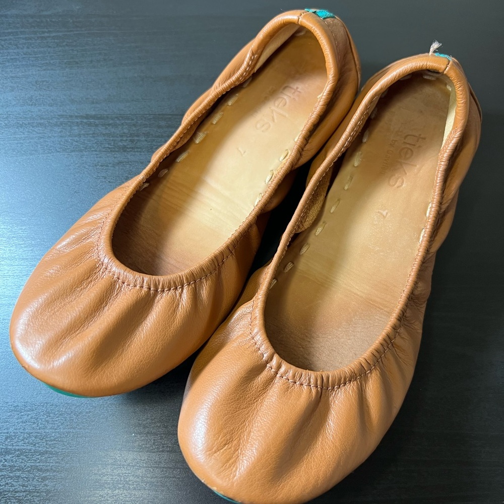 ♥️SOLD♥️TIEKS flats women’s size 7